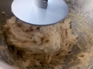 3、热狗面包,放入厨师机揉。