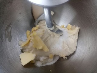 5、热狗面包,放入黄油和盐继续揉。