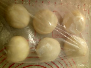 9、热狗面包,正常这个方子可以做9个,80克一个。分好份之后盖保鲜膜醒30分钟。