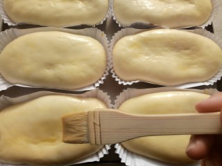 12、热狗面包,刷一层蛋液。