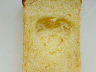 2、土司披莎,注意不要挖到底，挖成这样就可以。