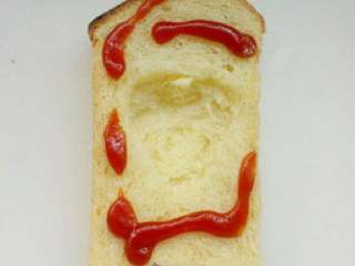 3、土司披莎,挤上番茄酱。