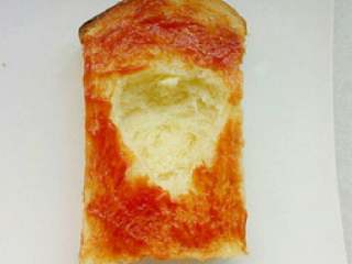 4、土司披莎,把番茄酱抹平。