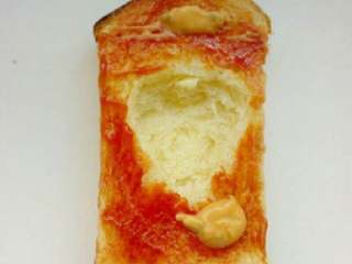 5、土司披莎,在挤上黄豆酱。