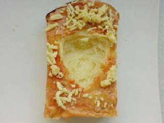 7、土司披莎,在撒上奶酪。