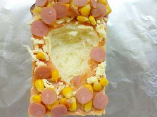 9、土司披莎,在放火腿。