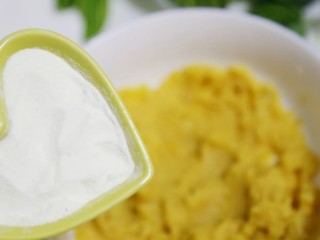 3、软糯香甜的奶香红薯圆饼 一口平底锅就搞定了,3.红薯泥中加入奶粉。