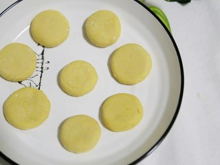 5、软糯香甜的奶香红薯圆饼 一口平底锅就搞定了,揉成光滑的面团后，将面团揉成普通元宵大小的圆球，再按压成圆饼状。