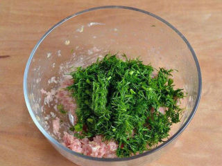 6、黄金肉饼,将茴香洗净,切碎,放进肉馅里,往同一个方向拌匀;