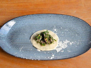 7、黄金肉饼,取馅料一团,放在面皮中间,封口抱紧;