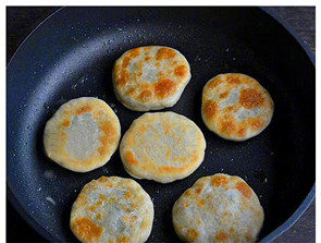 9、黄金肉饼,起锅,热油,下入饼坯小火煎制,期间不断翻面,直至两面金黄(用铲子轻轻按压,若有气体喷出即是熟了)。