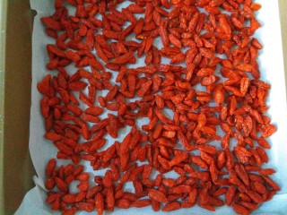 5、自制阿胶糕,枸杞,红枣，核桃用水冲洗干净，沥干水份。放进烤箱100度烘干表皮水分。