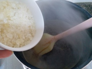 8、自制阿胶糕,泡软的阿胶连同黄酒一起倒进不粘锅小火熬制。煮开后加入冰糖继续小火熬，期间不停地搅拌。