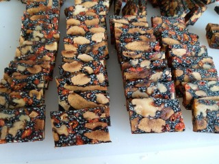 15、自制阿胶糕,再切片状