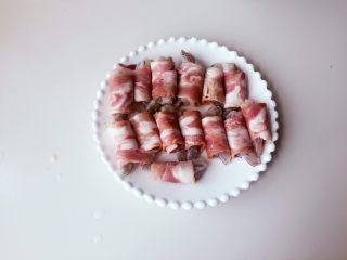 2、培根卷大虾披萨,一片培根包一个虾仁，全部包裹起来后放置待用