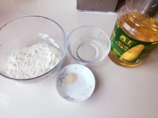 3、培根卷大虾披萨,称取饼皮材料：面粉100g，水60g，盐1g，糖2g，酵母1g，玉米油3g