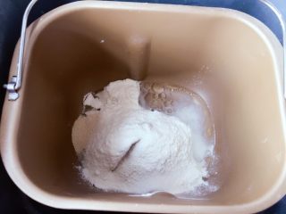 4、培根卷大虾披萨,将饼皮材料全部倒进面包机里开启和面程序