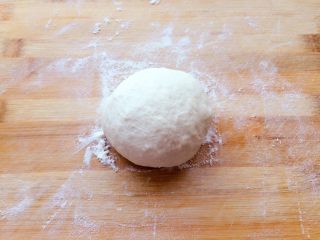 5、培根卷大虾披萨,和成一个光滑的面团，盖上保鲜膜发酵40min左右