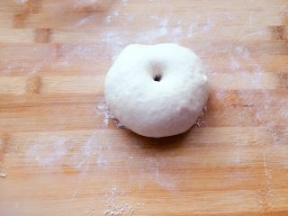 6、培根卷大虾披萨,面团体积变到两倍大，手指沾面粉戳个洞不回弹不塌陷，发酵完成