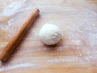 7、培根卷大虾披萨,把面团进行排气，静置松弛10min