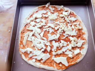 11、培根卷大虾披萨,撒上一层马苏里拉芝士