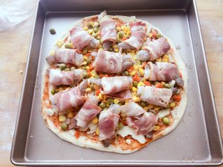 13、培根卷大虾披萨,将培根大虾摆上去