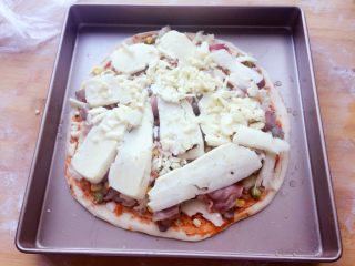 14、培根卷大虾披萨,最后再撒一层马苏里拉芝士