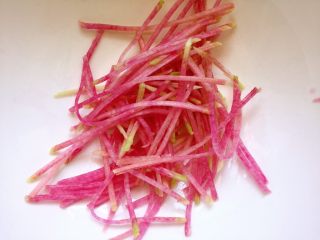 1、白菜拌粉丝,萝卜用擦板擦成丝