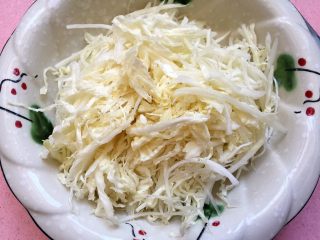 2、白菜拌粉丝,白菜切丝