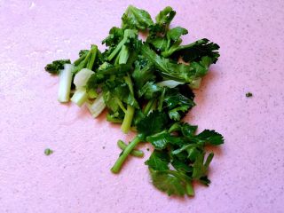 3、白菜拌粉丝,香菜切碎