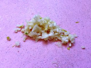 4、白菜拌粉丝,大蒜切末