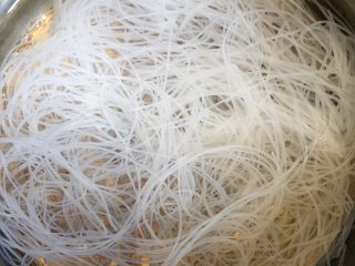 5、白菜拌粉丝,锅内烧开水，放入粉丝烫一分钟捞出沥干水分