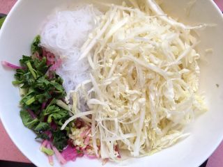6、白菜拌粉丝,食材放入碗中