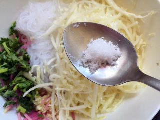 7、白菜拌粉丝,放入白糖