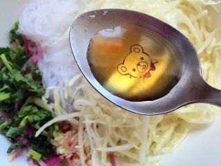 8、白菜拌粉丝,放入芝麻油