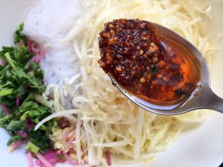9、白菜拌粉丝,放入辣椒油