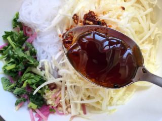 10、白菜拌粉丝,放入蚝油