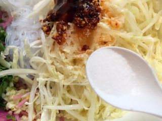 11、白菜拌粉丝,放盐调味