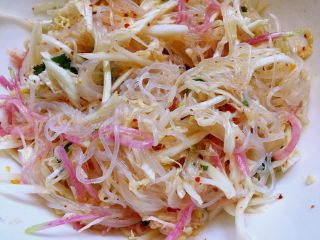 13、白菜拌粉丝,搅拌均匀