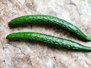 1、黄瓜拌猪耳,黄瓜洗干净