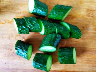 2、黄瓜拌猪耳,切成小段，要斜刀切