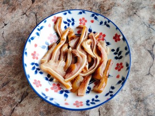 5、黄瓜拌猪耳,猪耳切条装盘备用