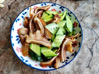 6、黄瓜拌猪耳,黄瓜猪耳一起拌匀