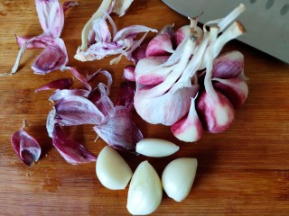 7、黄瓜拌猪耳,大蒜准备鲜蒜更香