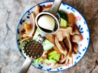 8、黄瓜拌猪耳,用的是挤蒜器，如图