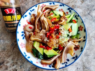 12、黄瓜拌猪耳,加入黑糯米醋