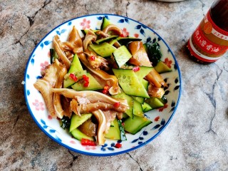 14、黄瓜拌猪耳,继续拌匀，尝下咸味！不咸可以少加点盐！