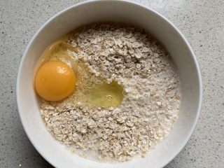 7、香蕉烤燕麦,打入鸡蛋
