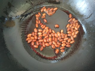 9、菠菜拌花生米,小火翻炒至红衣爆开关火