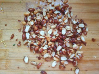 10、菠菜拌花生米,把花生米用刀背压碎